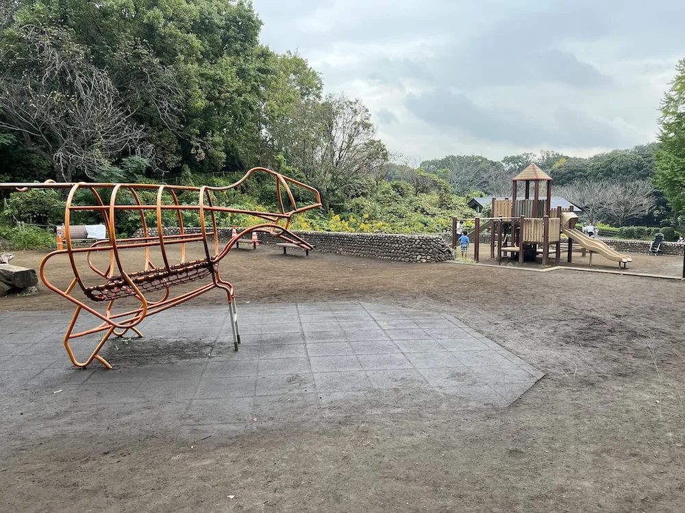 【横浜・鶴見】ロングすべり台と自然いっぱいの三ツ池公園